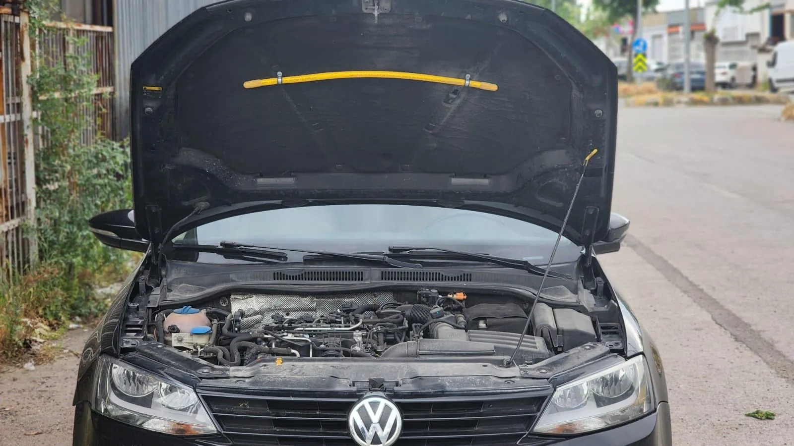 Araç motor kaputu altına monte edilmiş yangın jopu uygulaması